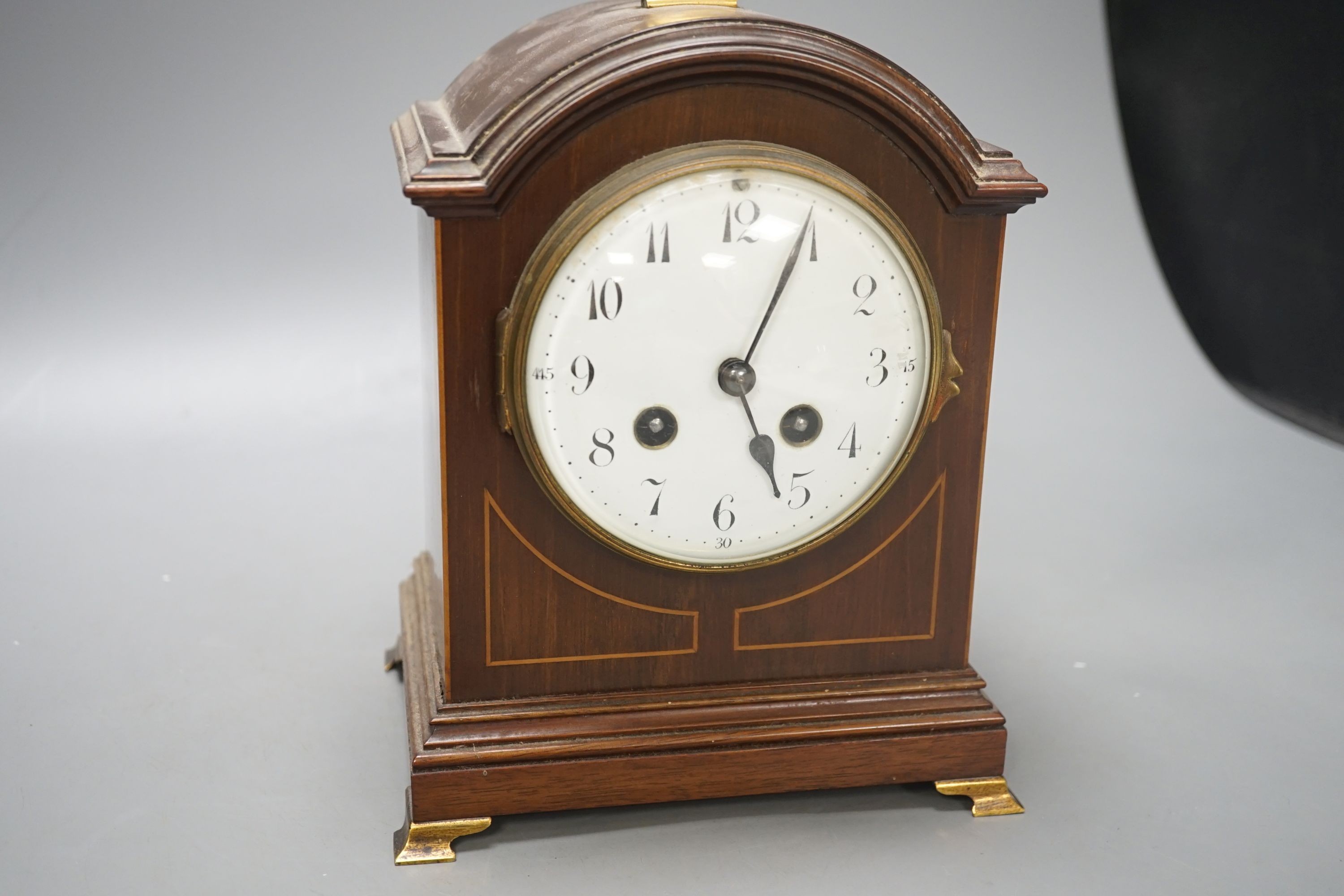 An early 20th century inlaid mahogany mantel clock, 22cm